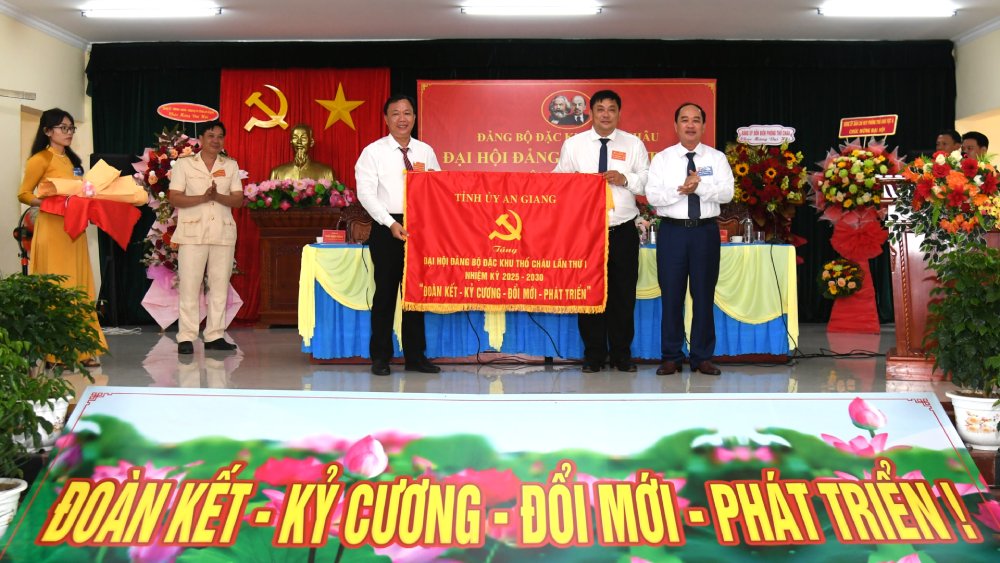 Ban Thuong vu Tinh uy An Giang tang buc truong chuc mung Dai hoi. Anh: Phuong Vu