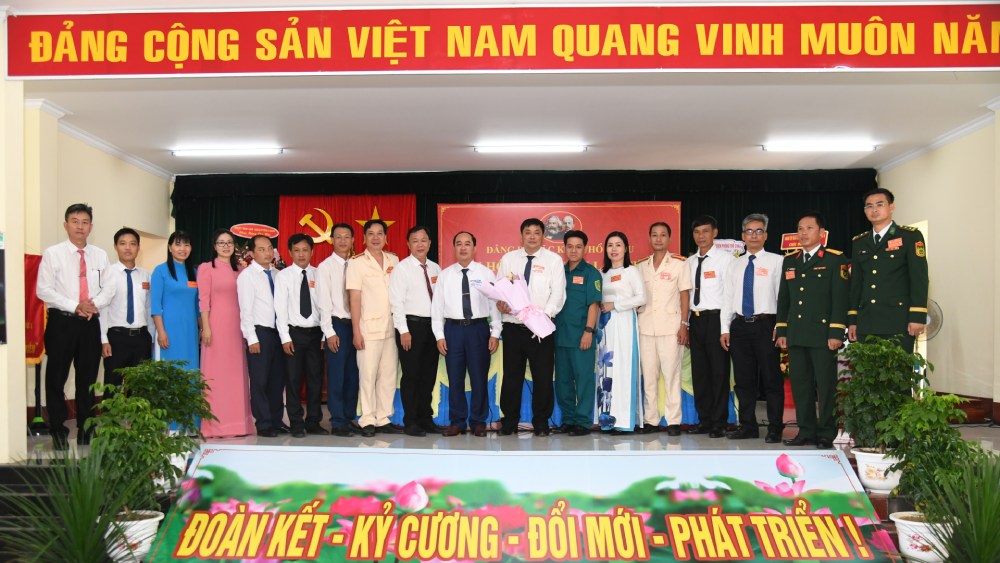 The Executive Committee of the Tho Chau Special Forces Party Committee launched the congress. Photo: Phuong Vu