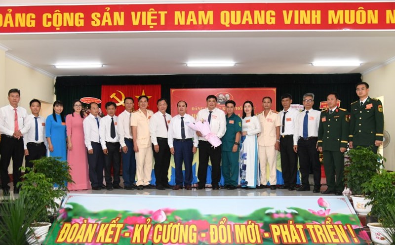 The Executive Committee of the Tho Chau Special Forces Party Committee launched the congress. Photo: Phuong Vu