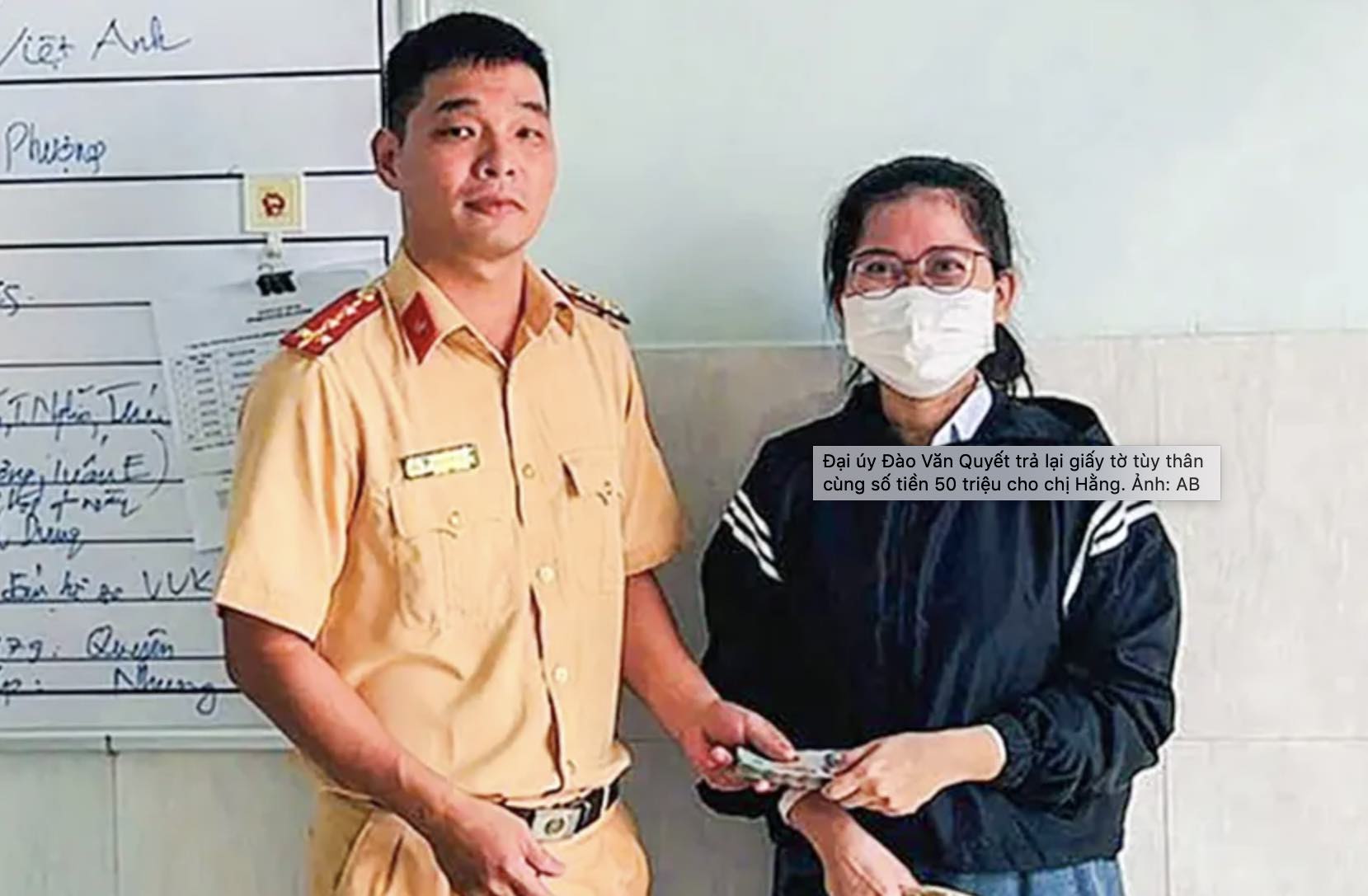 El capitan Dao Van Quyet devolvio los documentos de identidad y la cantidad de 50 millones de VND a la Sra. Hang. Fuente: Departamento de Policia de Trafico de la provincia de Khanh Hoa