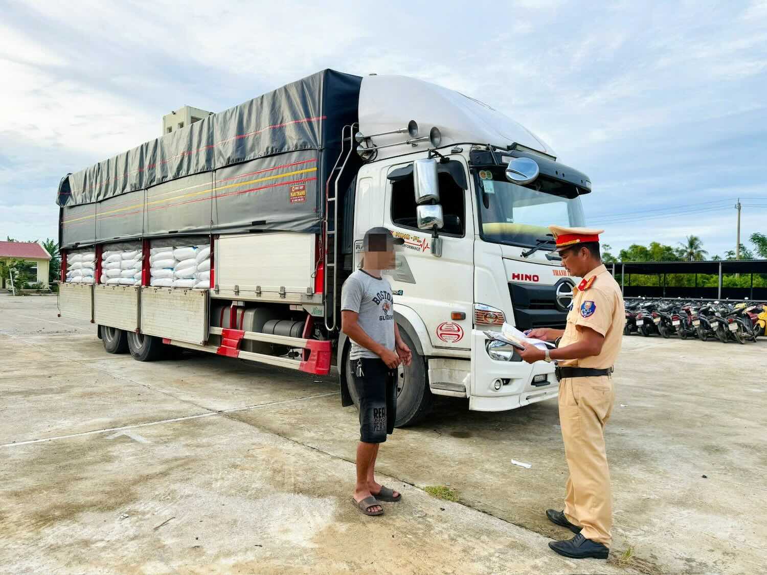 The driver and the vehicle carrying goods of unknown origin. Photo: Tran Hong.