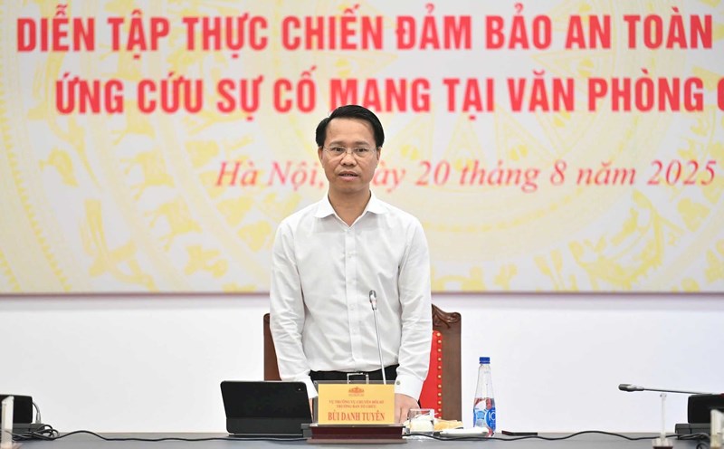 Director of the Digital Transformation Department Bui Danh Tuyen delivered the opening speech of the practical drill program to ensure information security and respond to network incidents at the National Assembly Office. Photo: Ho Long