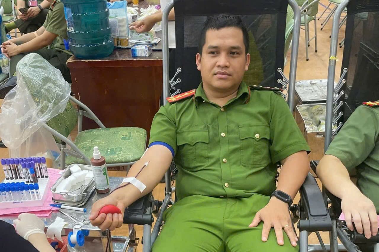 El capitan Minh en una donacion de sangre para salvar vidas. Foto: Tran Hong.