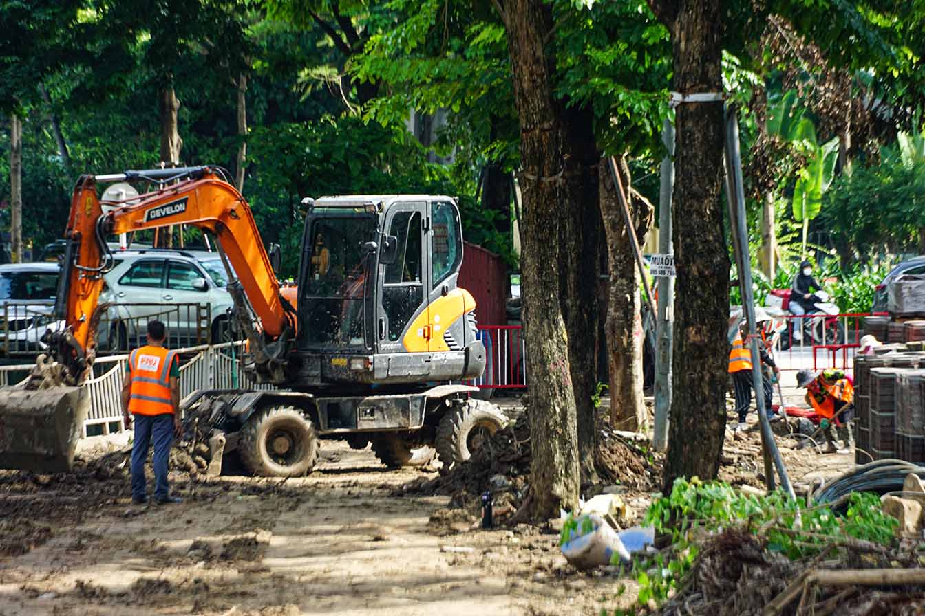 Cong nhan va he thong may moc thiet bi thi cong hoat dong het cong suat. Anh: TG