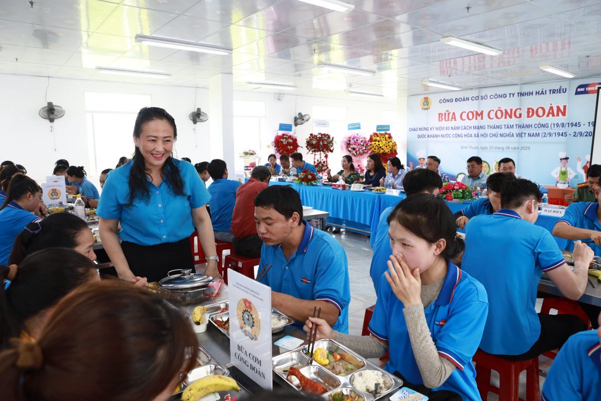Ba Le Huynh Thi Hoa Phuong - Chu tich Cong doan phuong Binh Thuan den tham hoi, dong vien cong nhan tai Bua com Cong doan. Anh: Duy Tuan 
