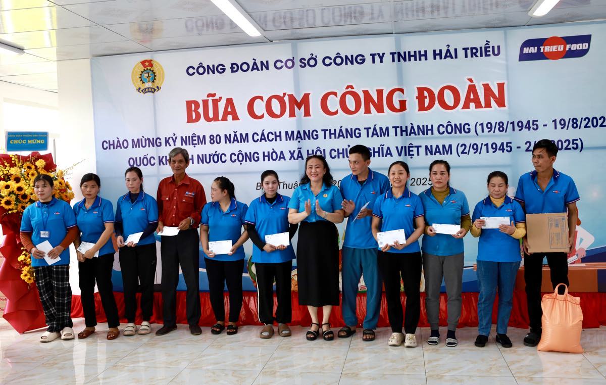 Trao cac suat qua cho cong nhan, lao dong co hoan canh kho khan. Anh: Duy Tuan
