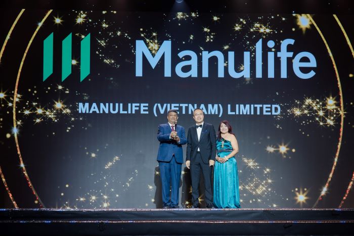 Dai dien Manulife Viet Nam nhan giai thuong tu Ban to chuc. Anh: BTC