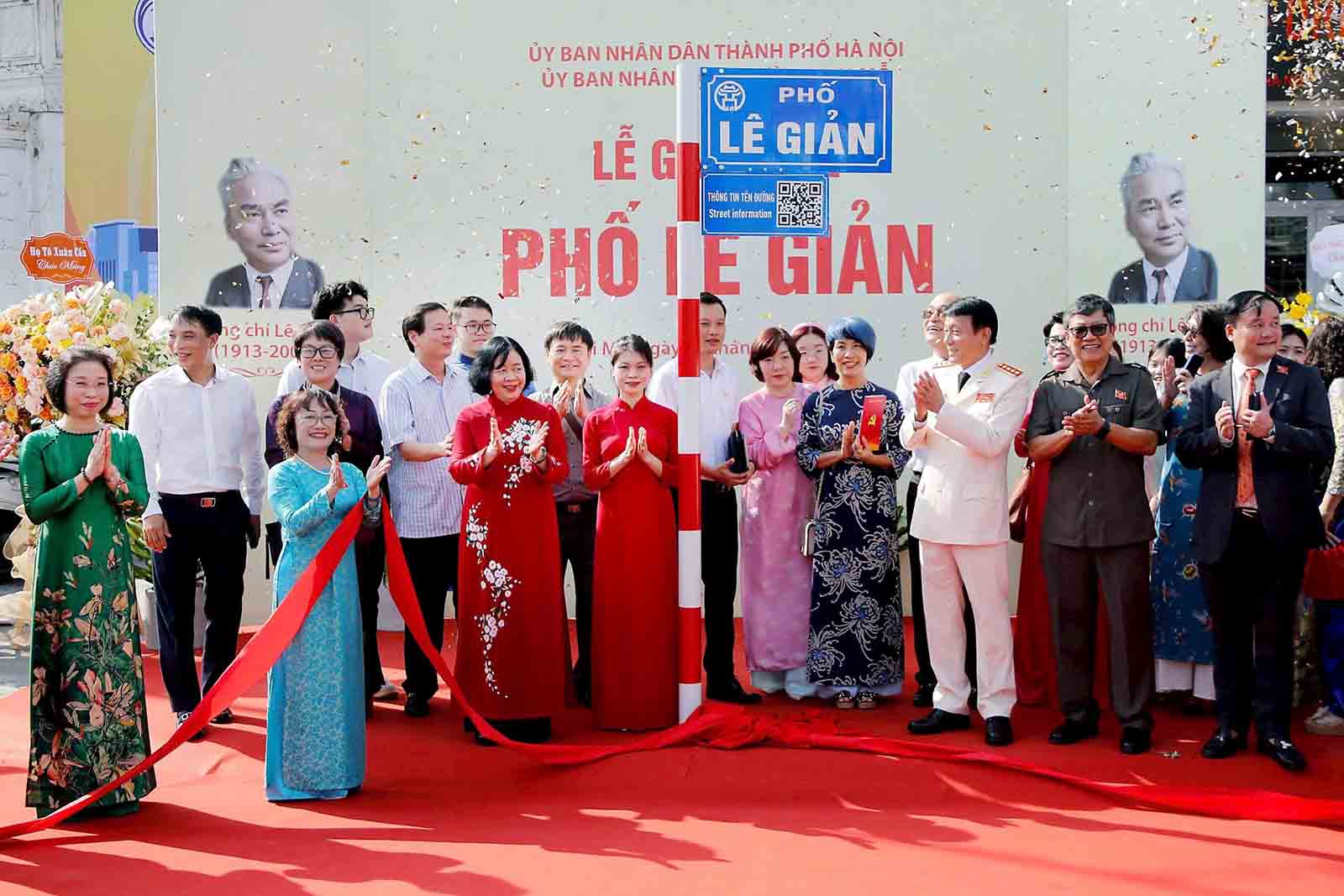 Minister of Public Security Luong Tam Quang, Secretary of the Hanoi Party Committee Bui Thi Minh Hoai attached a signboard named after Le Gian Street. Photo: Viet Thanh