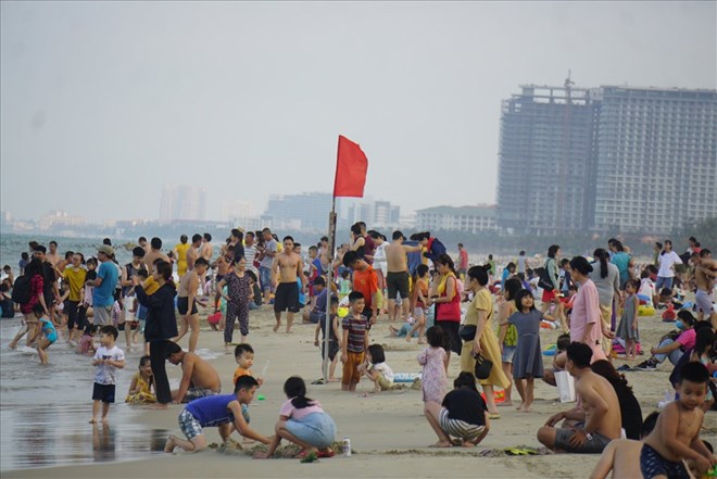 Thousands of people and tourists gathered at the beaches in Da Nang to have fun and entertain after hot days. Photo: Huu Long