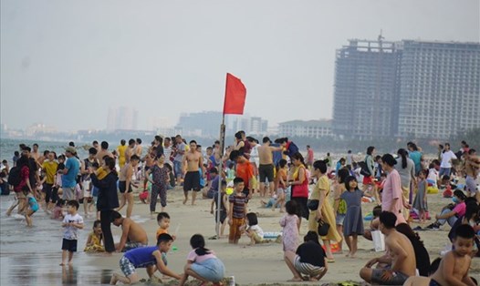 Hàng ngàn người dân và du khách tập trung tại các bãi biển ở Đà Nẵng để vui chơi, giải trí sau những ngày nắng nóng. Ảnh: Hữu Long