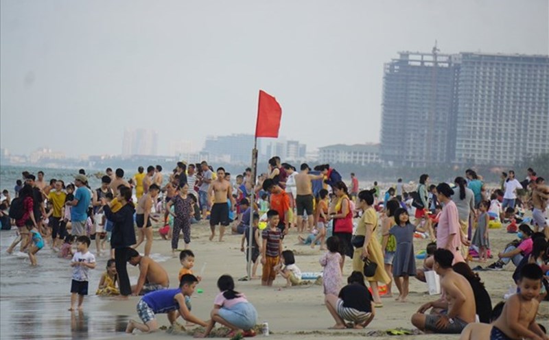 Thousands of people and tourists gathered at the beaches in Da Nang to have fun and entertain after hot days. Photo: Huu Long