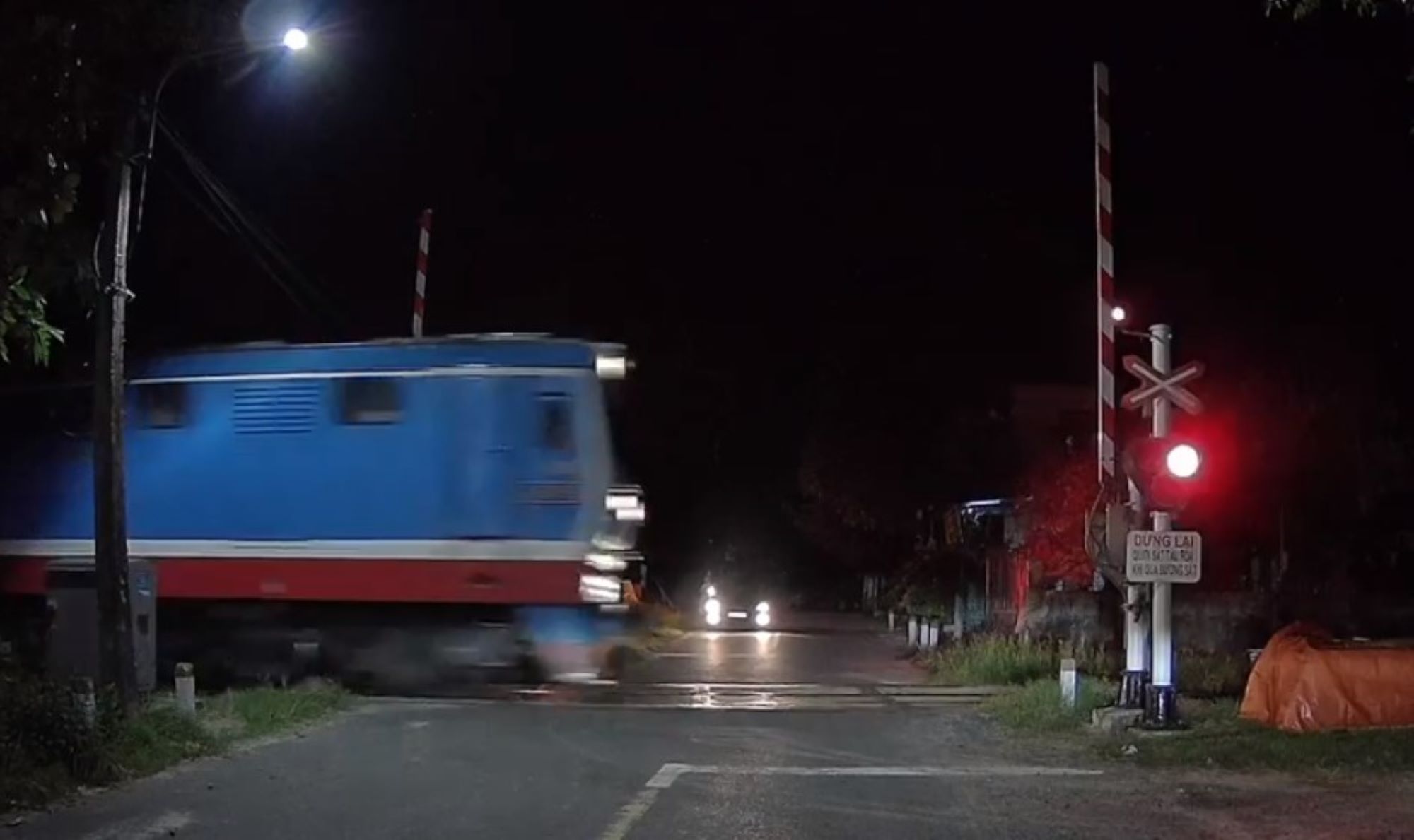 The train arrived while the train barrier had been lifted. Photo cut from video provided by the people