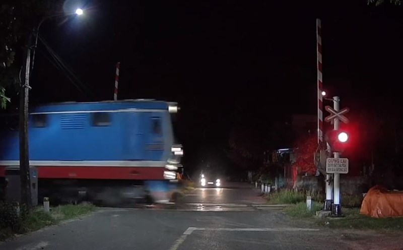 The train arrived while the train barrier had been lifted. Photo cut from video provided by the people