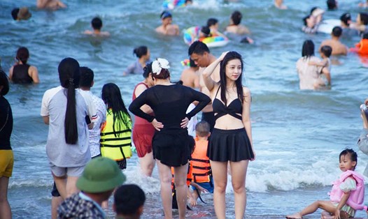 Khách du lịch thích thú trải nghiệm biển Cửa Lò (Nghệ An). Ảnh: Duy Chương