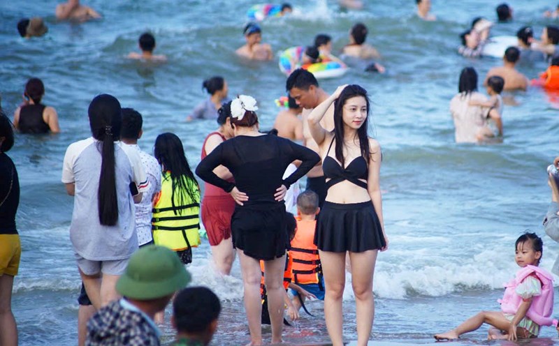 Tourists enjoy experiencing Cua Lo beach (Nghe An). Photo: Duy Chuong