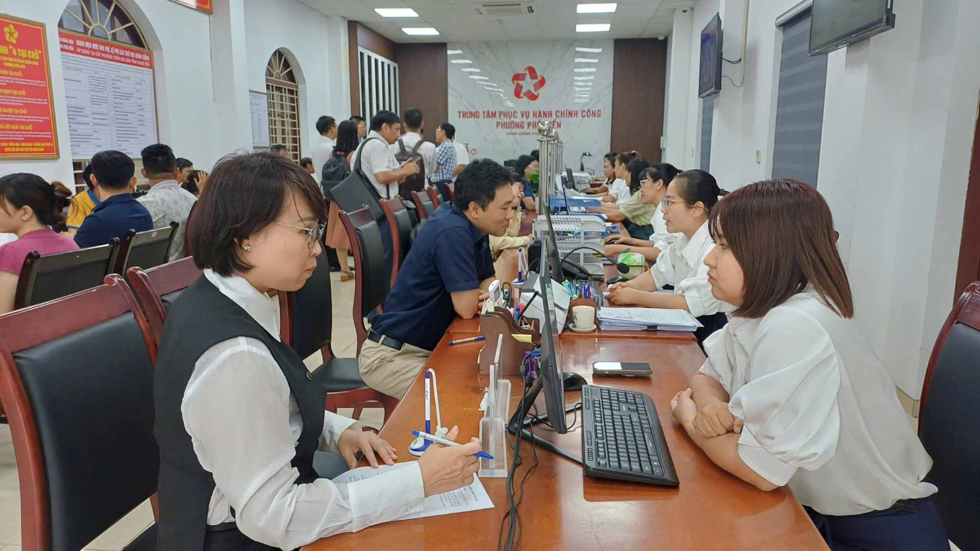 Doan cong tac cua Bo KHCN truc tiep lam viec voi cac dia phuong nham danh gia hieu qua thuc te, thao go kho khan trong van hanh mo hinh chinh quyen dia phuong hai cap. Anh: Bo KHCN