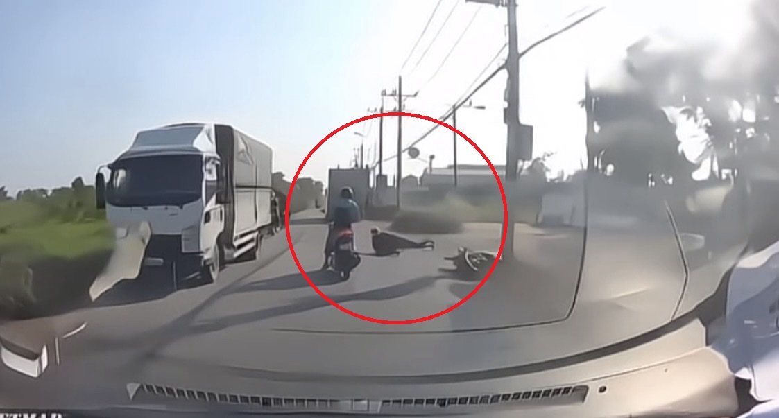 Image of a truck colliding with a motorbike and fleeing, the police are looking for the driver. Photo: Dong Hoang