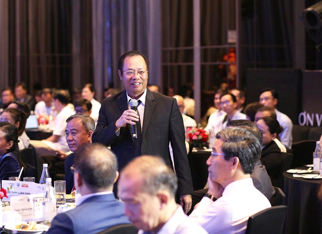 ダナンハイテクパークおよび工業団地管理委員会のブー・クアン・フン委員長が、8月18日の投資促進会議で投資家と意見交換を行いました。写真:Nguyen Thanh