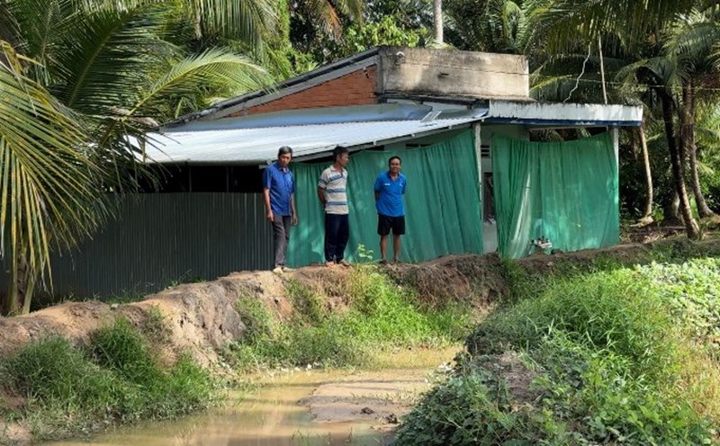 People face many difficulties due to the slow construction of the road worth more than 35 billion VND. Photo: Hoang Loc