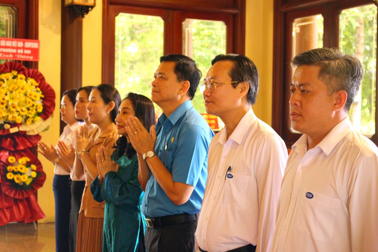 Ong Do Tran Thinh  Chu tich LDLD tinh An Giang va Hoang Van Thanh - Chu tich Hoi dong thanh vien To chuc Tai chinh vi mo CEP do  (thu 3 va thu 2 tu phai sang). Anh: Lam Dien