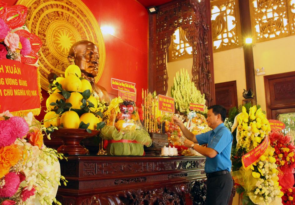 Chu tich LDLD tinh An Giang Do Tran Thinh dang huong len Den tho Bac Ton. Anh: Lam Dien