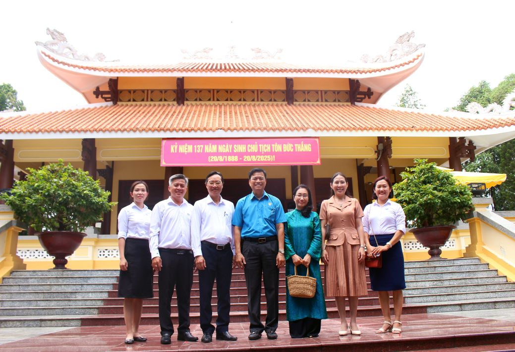 Doan chup anh luu niem tai di tich Den tho Chu tich Ton Duc Thang. Anh: Lam Dien