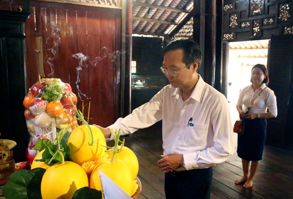 Ong Hoang Van Thanh – Chu tich Hoi dong thanh vien To chuc Tai chinh vi mo CEP dang huong len ngoi thoi song than Chu tich Ton Duc Thang. Anh: Lam Dien