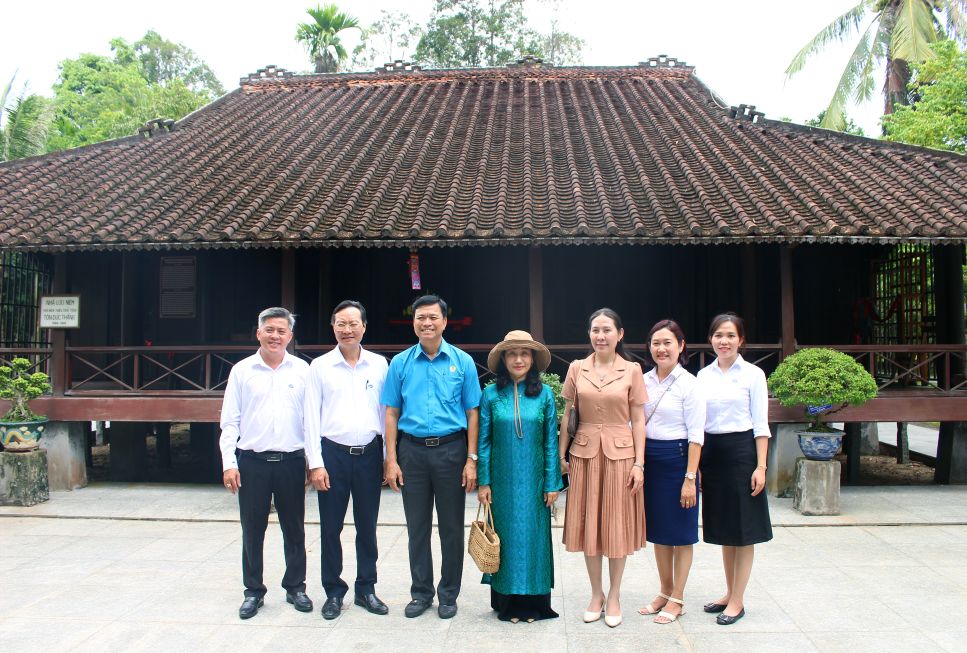 Chup anh luu niem tai di tich Ngoi nha thoi nien thieu Chu tich Ton Duc Thang. Anh: Lam Dien
