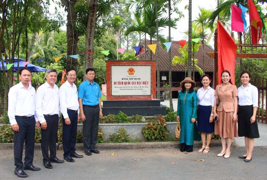 Doan tham vieng Di tich quoc gia dac biet, Khu luu niem Chu tich Ton Duc Thang. Anh: Lam Dien