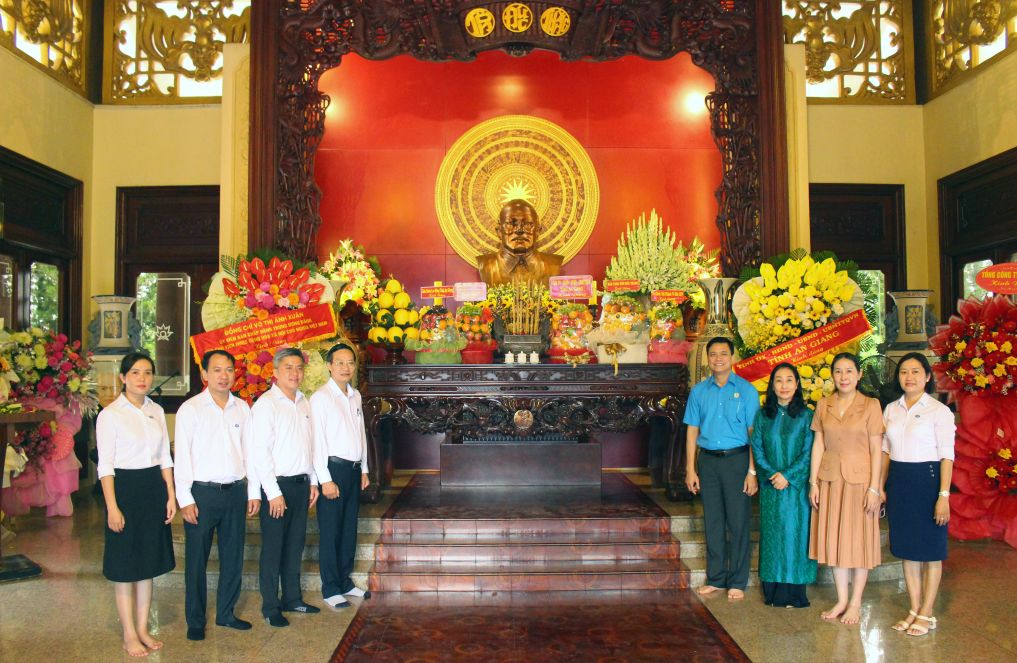 Doan cong tac LDLD tinh An Giang va To chuc Tai chinh vi mo CEP do ong Do Tran Thinh va Hoang Van Thanh  dan dau den dang hoa, dang huong len Chu tich Ton Duc Thang nhan ky niem 137 nam Ngay sinh cua Nguoi. Anh: Lam Dien
