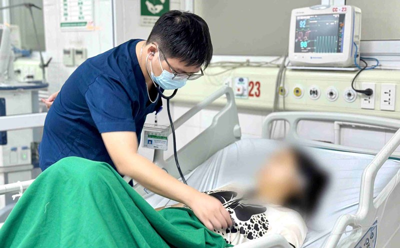 Doctor cares for malicious malaria patient. Photo: Thanh Dang