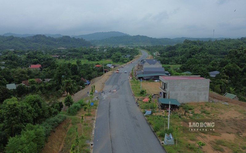 Overcoming the subsidence on the 55 billion VND connecting road in Lao Cai. Photo: Dinh Dai