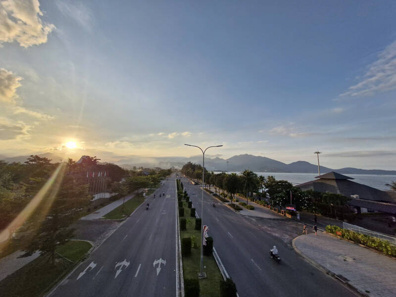 Tu cay cau di bo co the nhin ra Vinh Da Nang. Anh: Thu Giang