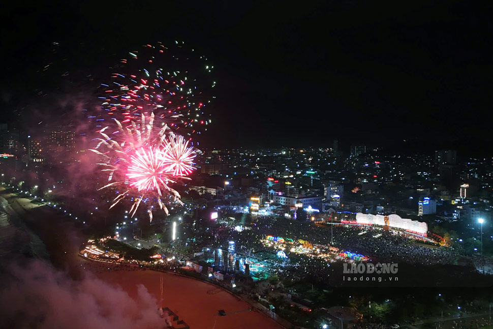 Los fuegos artificiales iluminan el cielo de la plaza Nguyen Tat Thanh (barrio de Quy Nhon Gia Lai). Foto: Tue Lam