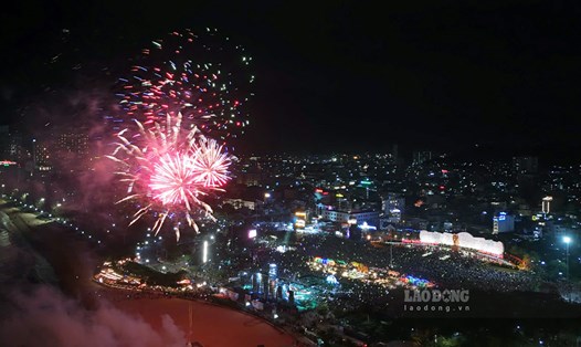 Pháo hoa rực sáng bầu trời Quảng trường Nguyễn Tất Thành (phường Quy Nhơn, Gia Lai). Ảnh: Tuệ Lâm
