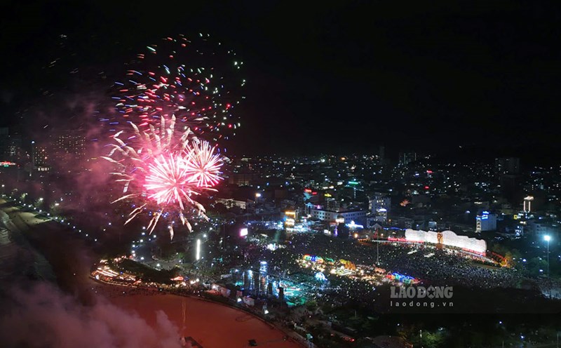 Fireworks shine the sky of Nguyen Tat Thanh Square (Quy Nhon Ward, Gia Lai). Photo: Tue Lam