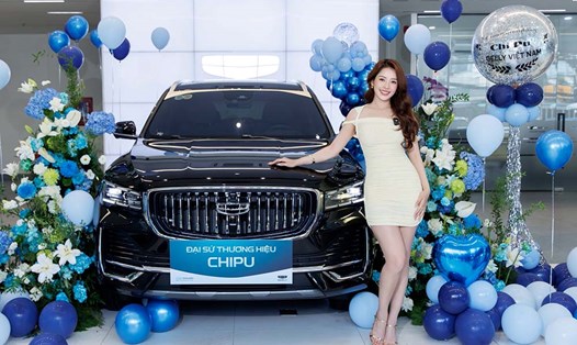 Chi Pu trong lễ nhận bàn giao mẫu SUV hạng sang Geely Monjaro Flagship tại Việt Nam. Ảnh: Nguyễn Nhàn