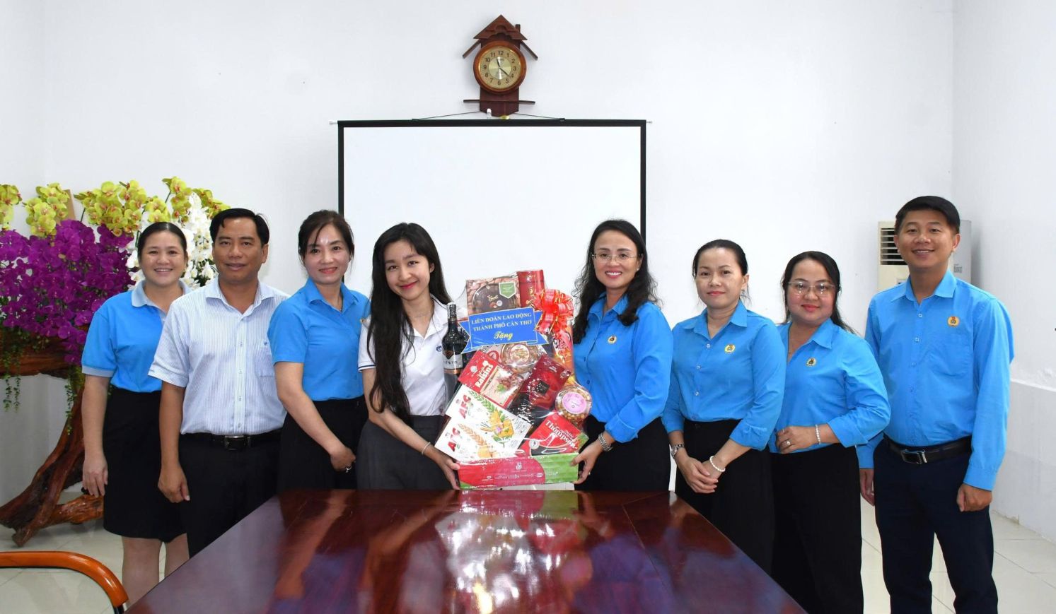 Doan cong tac cua LDLD TP Can Tho tang qua cho CDCS Cong ty Co phan Thuy san sach Viet Nam. Anh: Phuong Anh