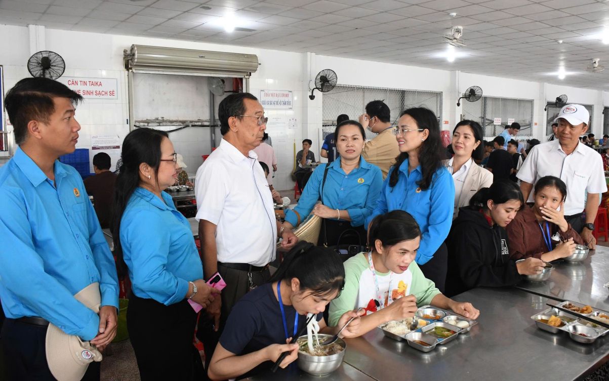 Doan cong tac tim hieu tinh hinh san xuat cua doanh nghiep va bua an ca cua cong nhan lao dong. Anh: Phuong Anh