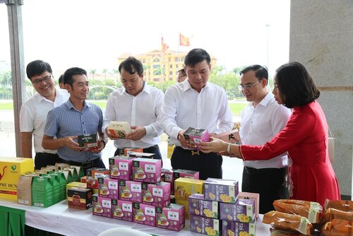 Lanh dao tinh va cac dai bieu tham quan cac gian hang trung bay tai hoi nghi xuc tien. Anh: Cong TTDT tinh Hung Yen