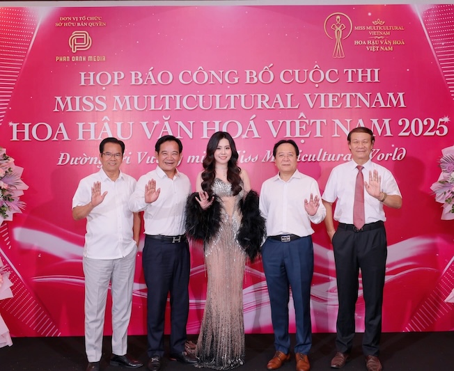 Truong Ban to chuc cuoc thi Phan Kim Oanh (dung giua) mong muon lua chon duoc nguoi dep ban linh, tri tue va giau long tu hao voi ban sac dan toc. Anh: Ban to chuc. 