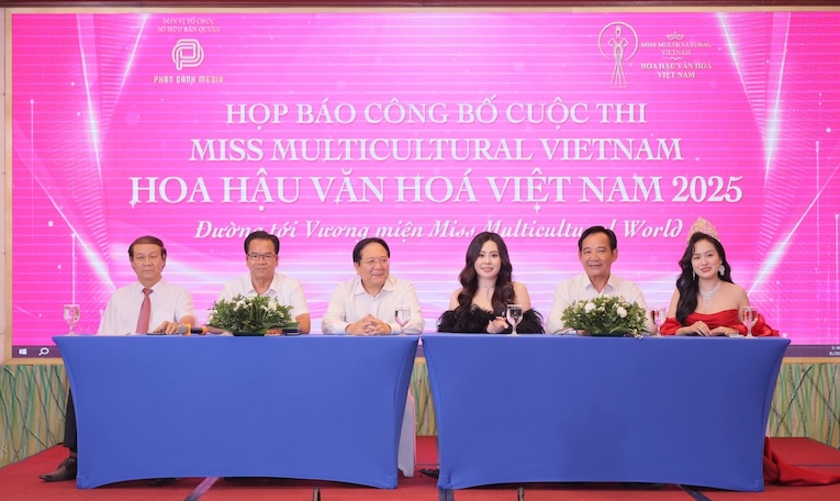 Hoi dong ban giam khao cuoc thi Hoa hau Van hoa Viet Nam. Anh: Ban to chuc. 