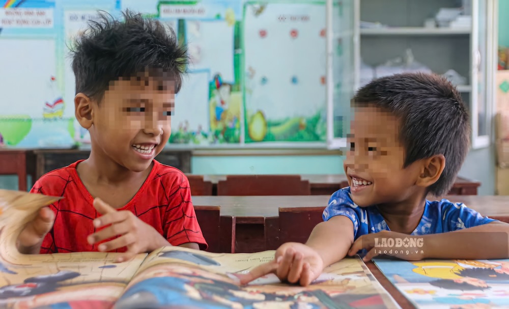 Students at the separate school in PA Ay village (A Luoi 1 commune, Hue city) cross the forest, cross the pass to class every day in the condition of being deprived of hundreds of things. Photo: Nguyen Luan