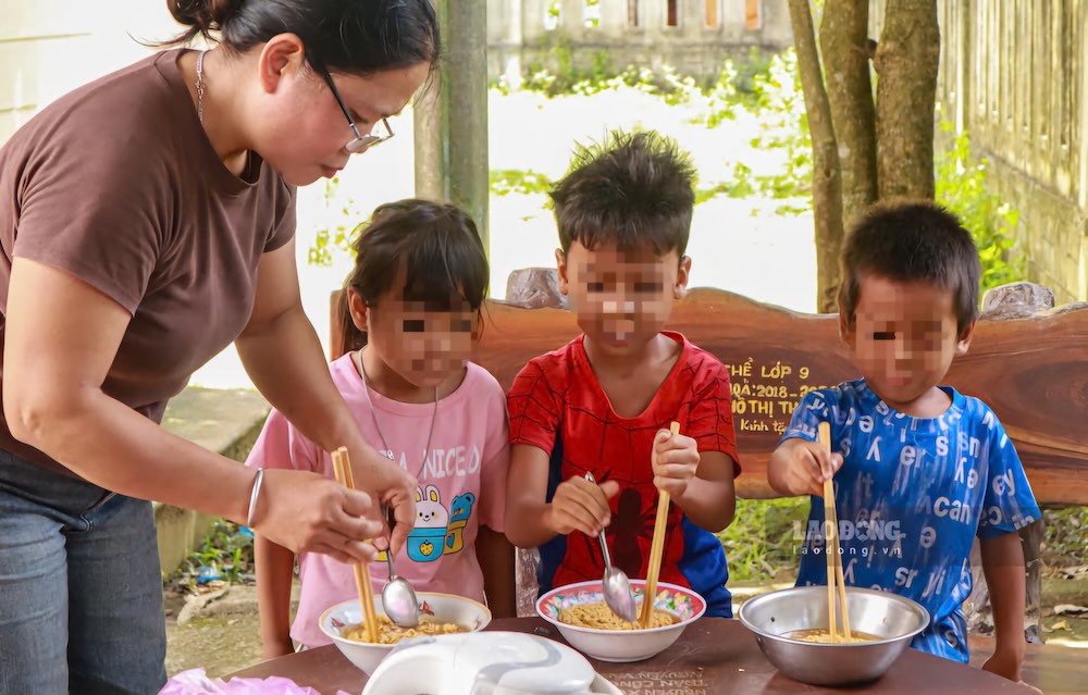 Mi tom la bua an trua thuong gap cua cac em hoc sinh. Anh: Ho Ni 