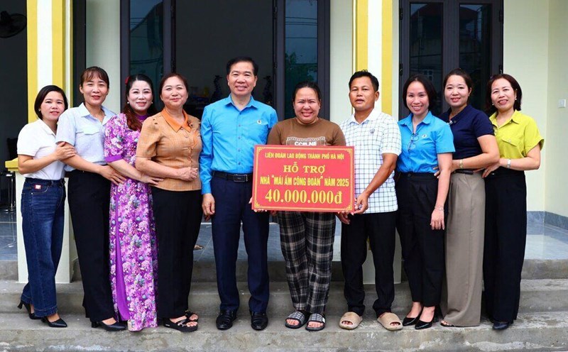 Ms. Dinh Thi Yen (5th from right) was moved to receive financial support to build a Trade Union Shelter. Photo: Manh Quan