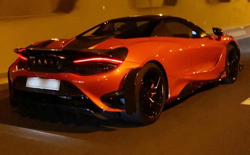 The McLaren 765LT Spider convertible supercar with a aerodynamic design and outstanding orange-red paint appears in Vietnam. Photo: Thanh Tai