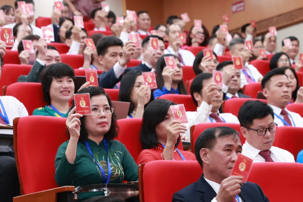 참석자들은 2025-2030 임기 베트남 노동총연맹 당 대회에서 노동조합 조직에 대한 많은 기대를 걸었습니다. 사진: 응우옌 하이