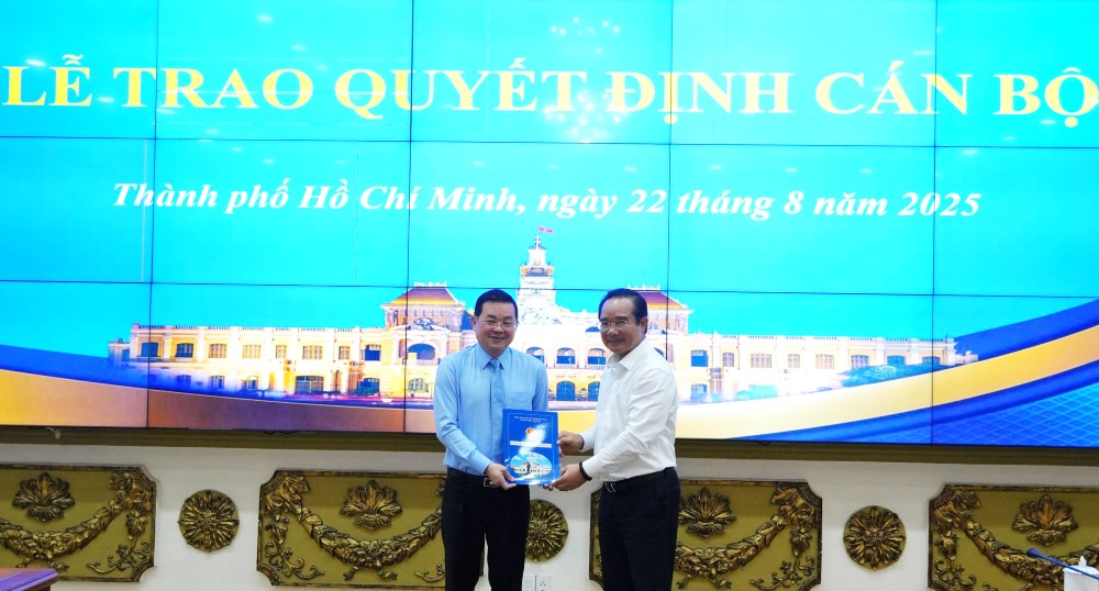 Chairman of the Ho Chi Minh City People's Committee Nguyen Van Duoc presented the decision to appoint Mr. Nguyen Toan Thang to the position of Director of the Department of Agriculture and Environment of Ho Chi Minh City. Photo: hochiminhcity.gov.vn