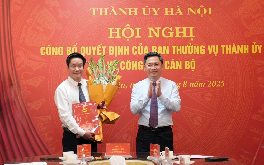 Truong ban To chuc Thanh uy Ha Minh Hai trao quyet dinh cua Ban Thuong vu Thanh uy cho ong Nguyen Huy Cuong. Anh: Tuan Viet