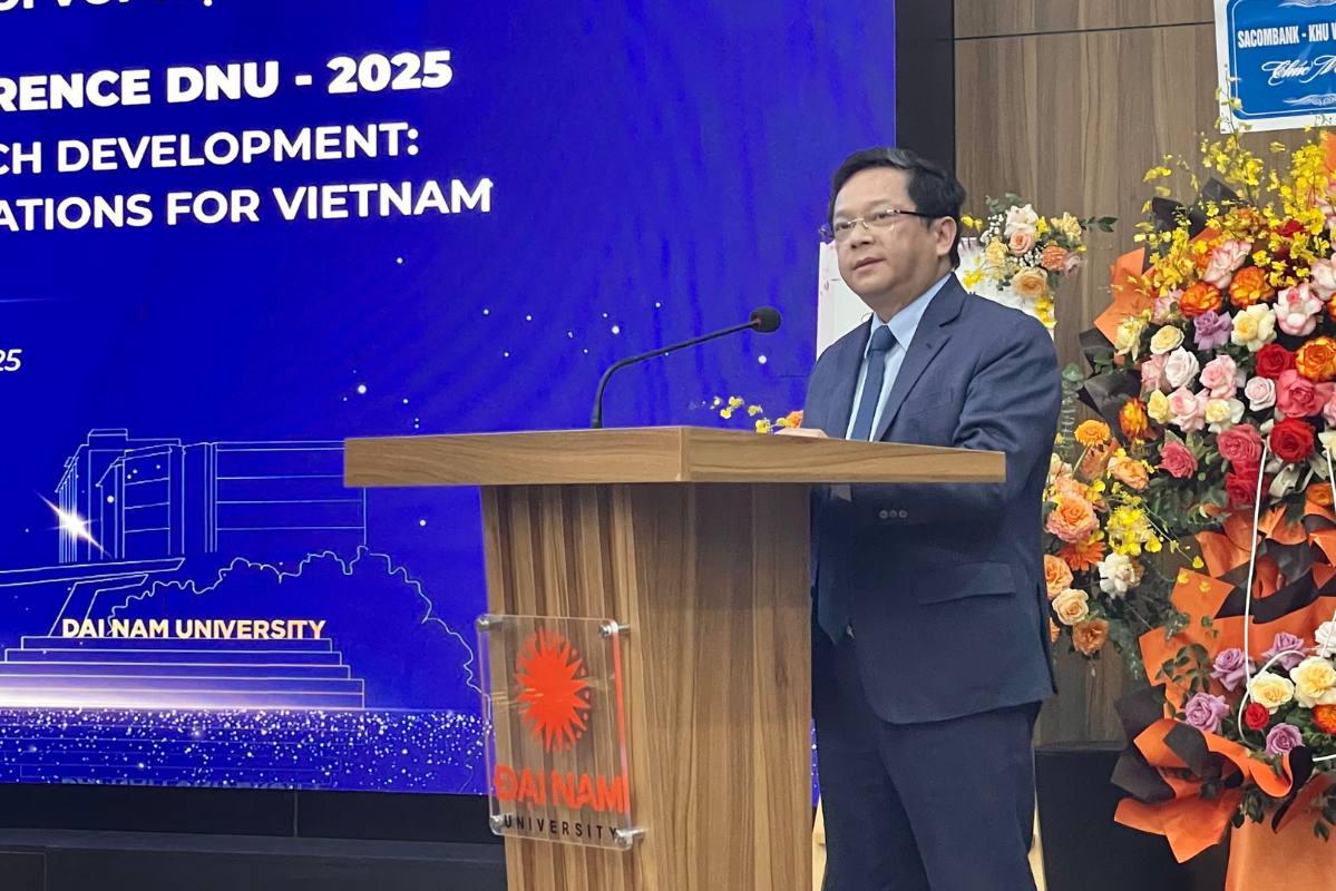 Ong Nguyen Duc Hien - Pho Truong Ban Chinh sach, chien luoc Trung uong khang dinh Hoi thao la dip de trao doi nhung bai hoc kinh nghiem quoc te. Anh: Thanh Binh 